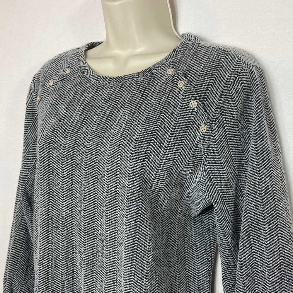 🦓 Liz Claiborne Black & White Chevron Knit Top w/button accent ..💲4.99 shipping